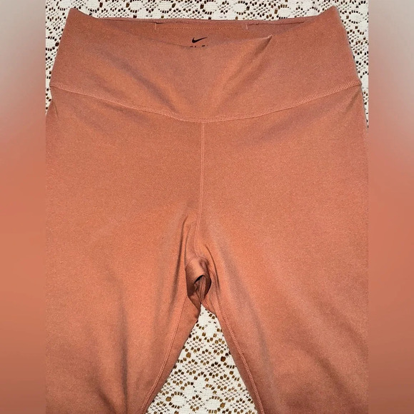 Nike One Dri-Fit Women's Size M Dusty Peach Mid-Rise Crop Leggings - Picture 2 of 5